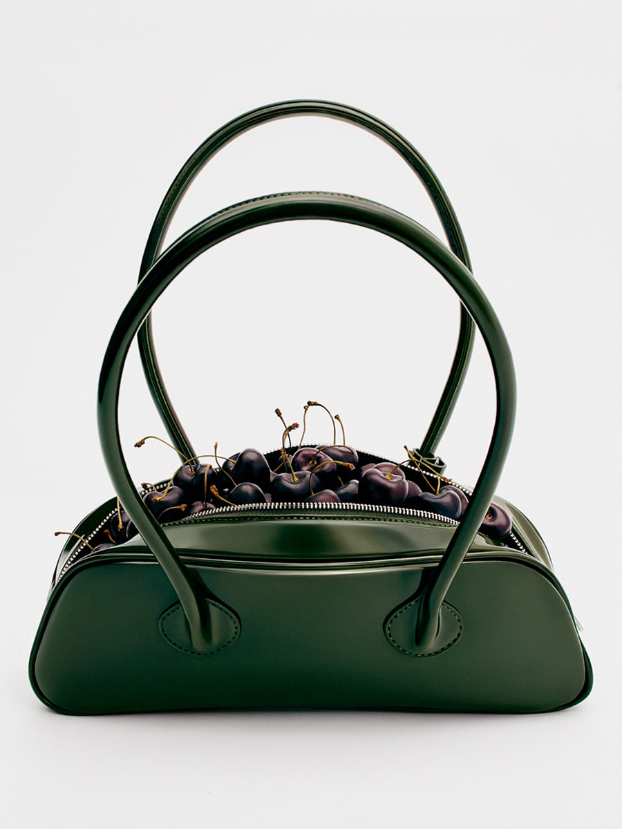 Сумка из лаковой экокожи