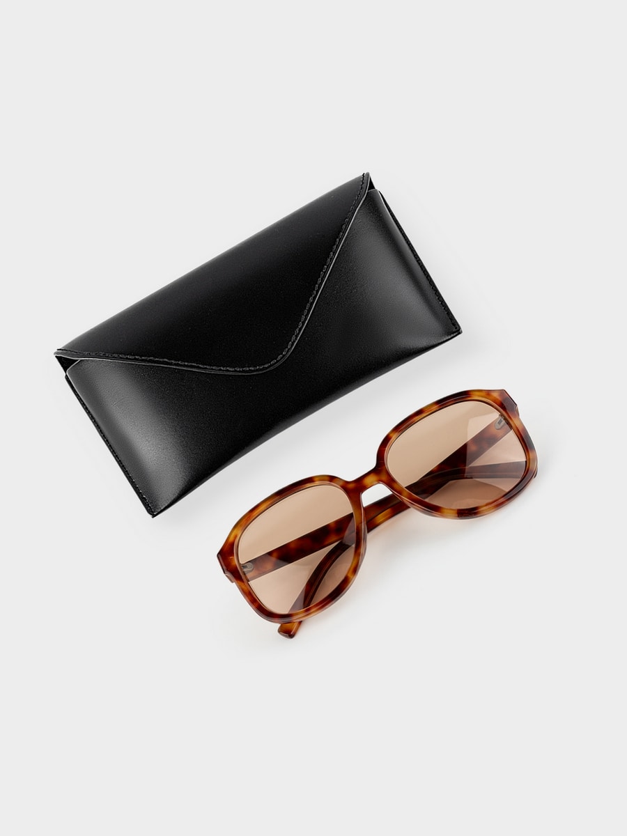 Очки солнцезащитные с футляром женские