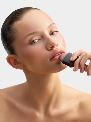 

Увлажняющий бальзам-тинт для губ, лица и глаз NUDE