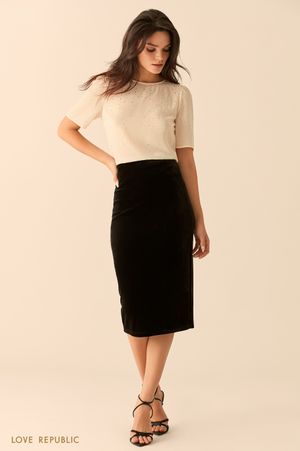 

Блузка молочного цвета с блестящим декором